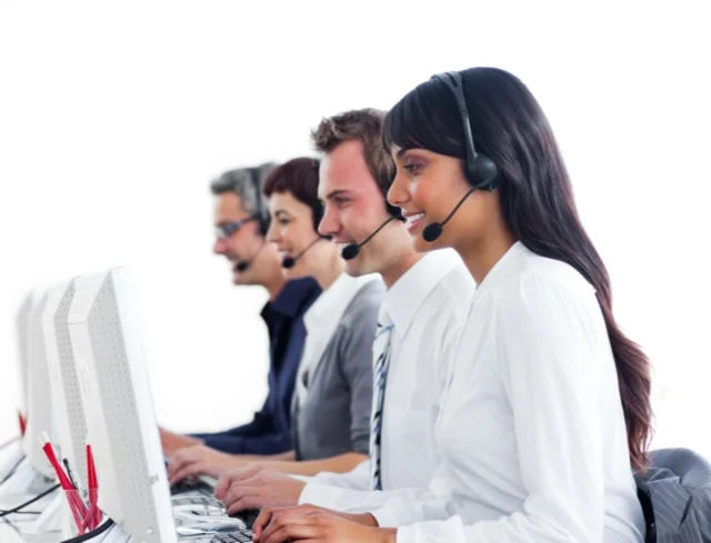 Pessoas Digitando em um computador - Suporte em fundo branco